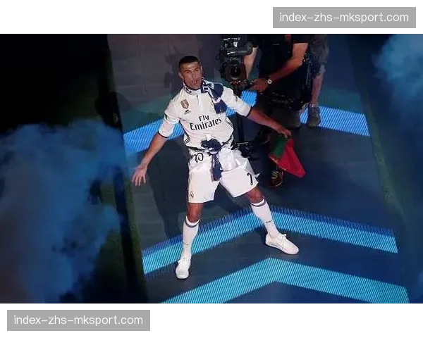 前皇马球星C罗现身伯纳乌观看老东家比赛,引发球迷热烈欢呼 前皇马球星C罗现身伯纳乌观看老东家比赛,引发球迷热烈欢呼