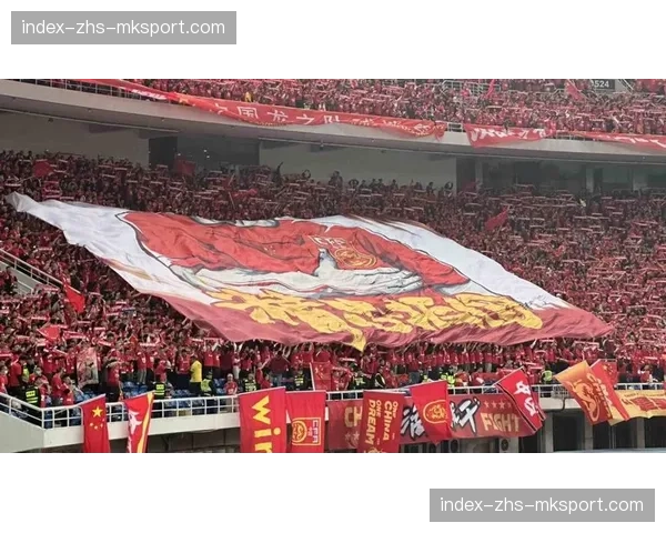法兰克福vs莱比锡红牛：球迷看台创意TIFO展示